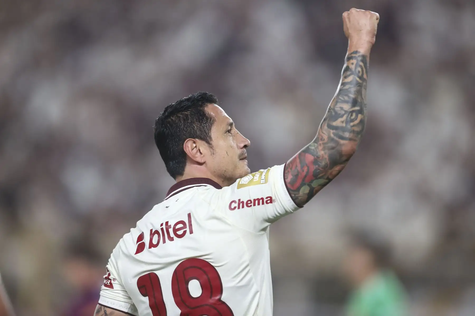 El futbolista Nro. 18 de Universitario, Gianluca Lapadula, celebra el primer gol que anotó para su equipo durante el partido contra Chankas de Apurímac en la fecha 6 del Torneo Clausura 2026 de la Liga 1, disputado en el Estadio Monumental U de Ate el domingo 23 de agosto. Foto: ANDINA/Jhonel Rodríguez