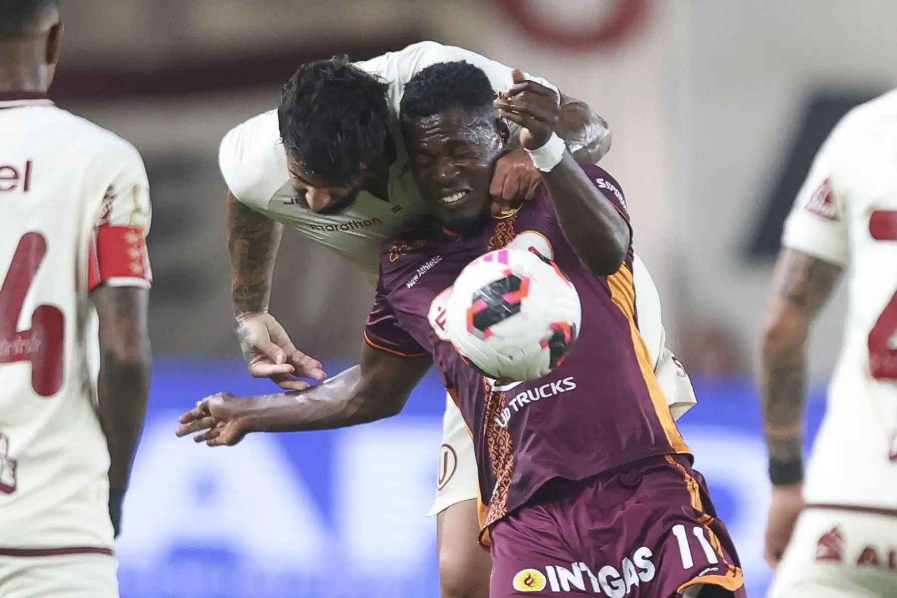 El futbolista Nro. 11 de los Chankas, Jarlin Quintero, cabecea el balón durante el partido con Universitario por la fecha 6 del Torneo Clausura 2026 de la Liga 1, disputado en el Estadio Monumental U de Ate el domingo 23 de agosto. Foto: ANDINA/Jhonel Rodríguez
