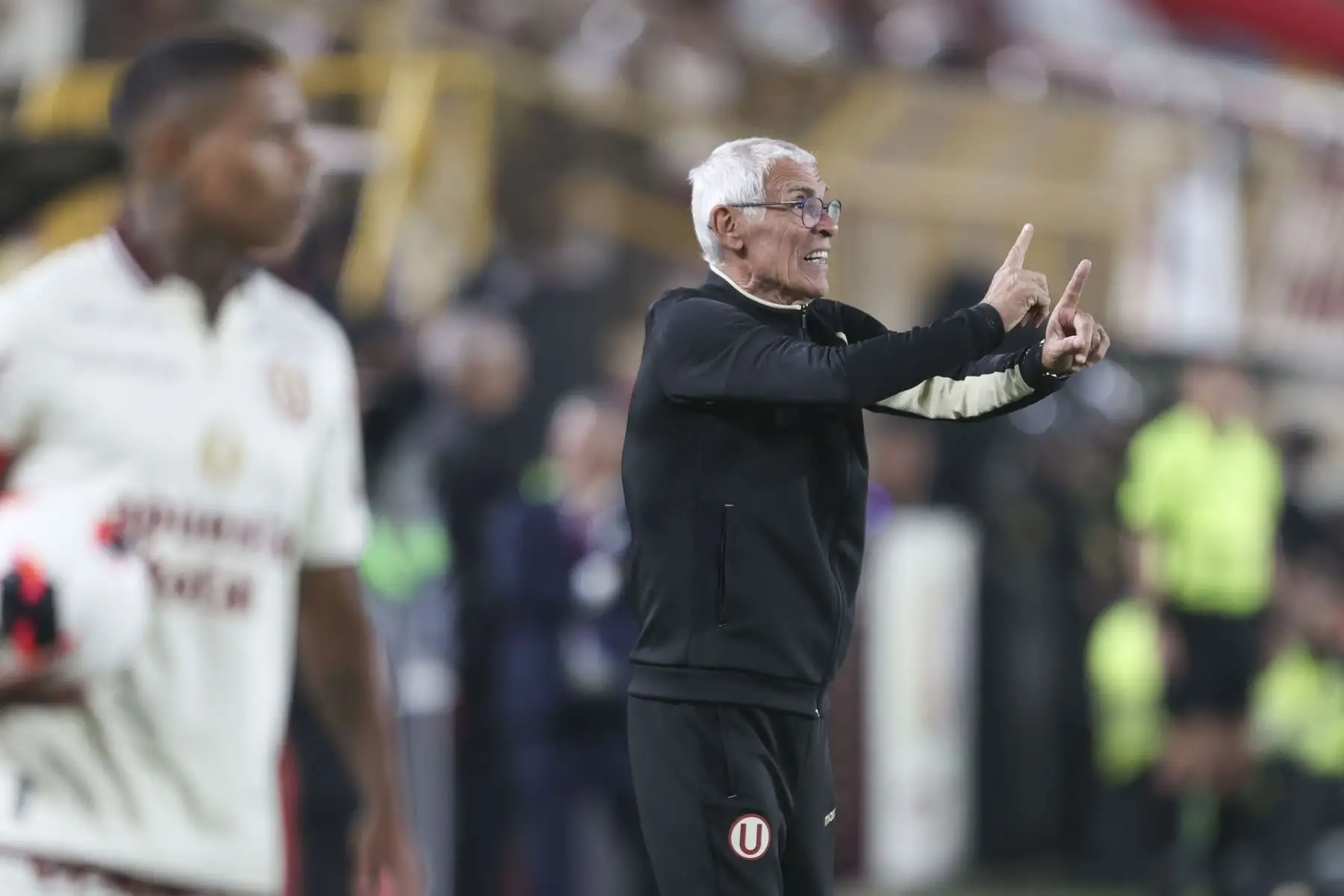 El director técnico de Universitario, Héctor Cooper, le hace indicaciones a los jugadores del equipo durante el partido con Chankas de Apurímac por la fecha 6 del Torneo Clausura 2026 de la Liga 1, disputado en el Estadio Monumental U de Ate el domingo 23 de agosto. Foto: ANDINA/Jhonel Rodríguez