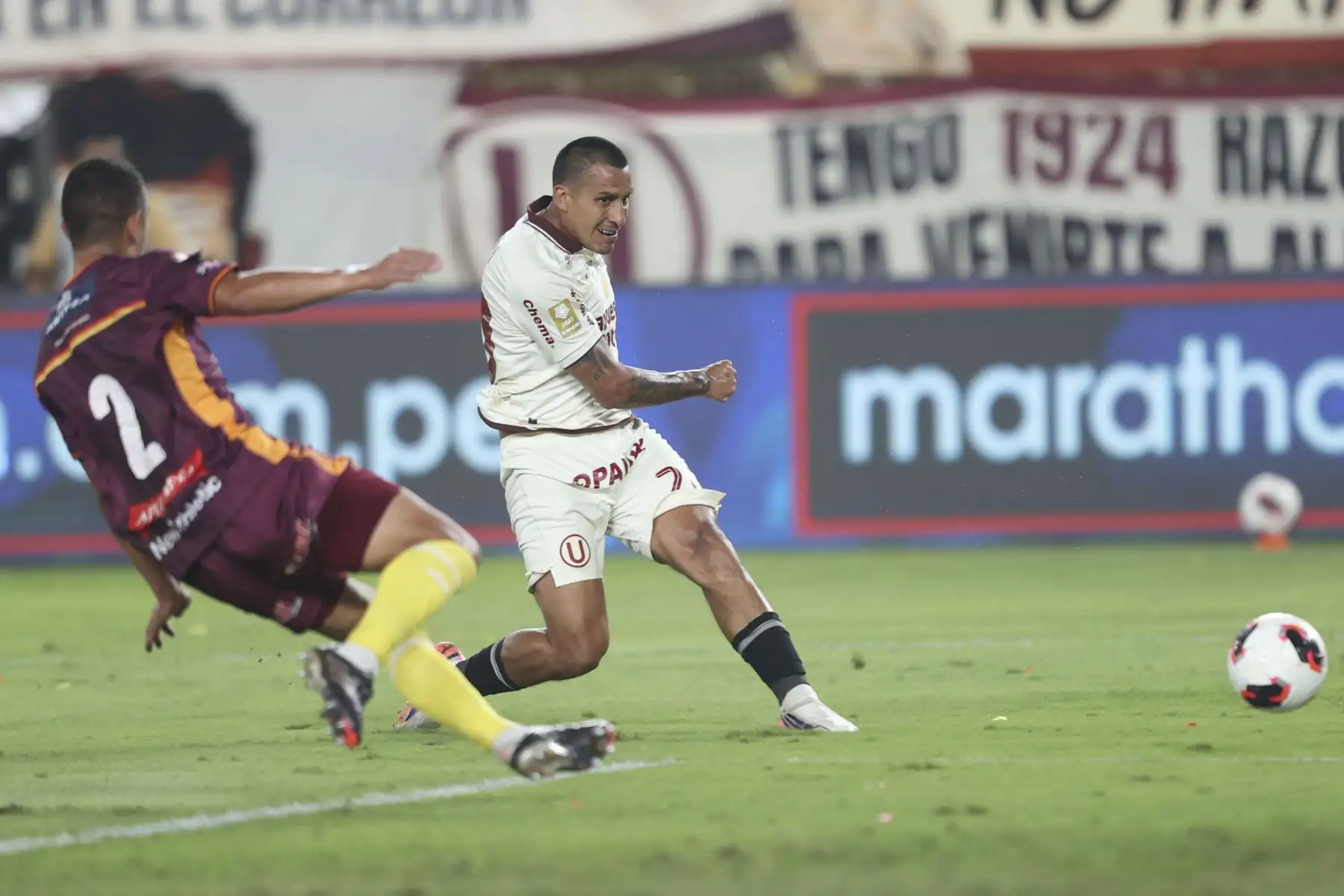 Jugadores de Universitario de Deportes y Chankas de Apurímac se enfrentan por la fecha 6 del Torneo Clausura 2026 de la Liga 1, disputado en el Estadio Monumental U de Ate el domingo 23 de agosto. Foto: ANDINA/Jhonel Rodríguez