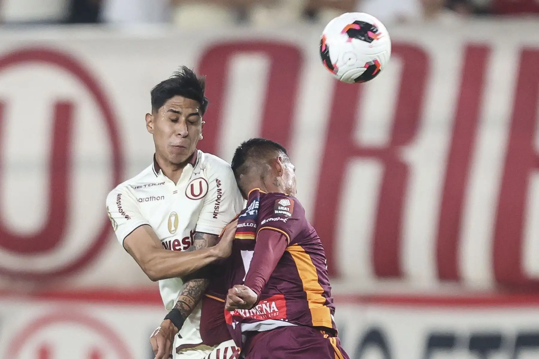 Jugadores de Universitario de Deportes y Chankas de Apurímac se enfrentan por la fecha 6 del Torneo Clausura 2026 de la Liga 1, disputado en el Estadio Monumental U de Ate el domingo 23 de agosto. Foto: ANDINA/Jhonel Rodríguez
