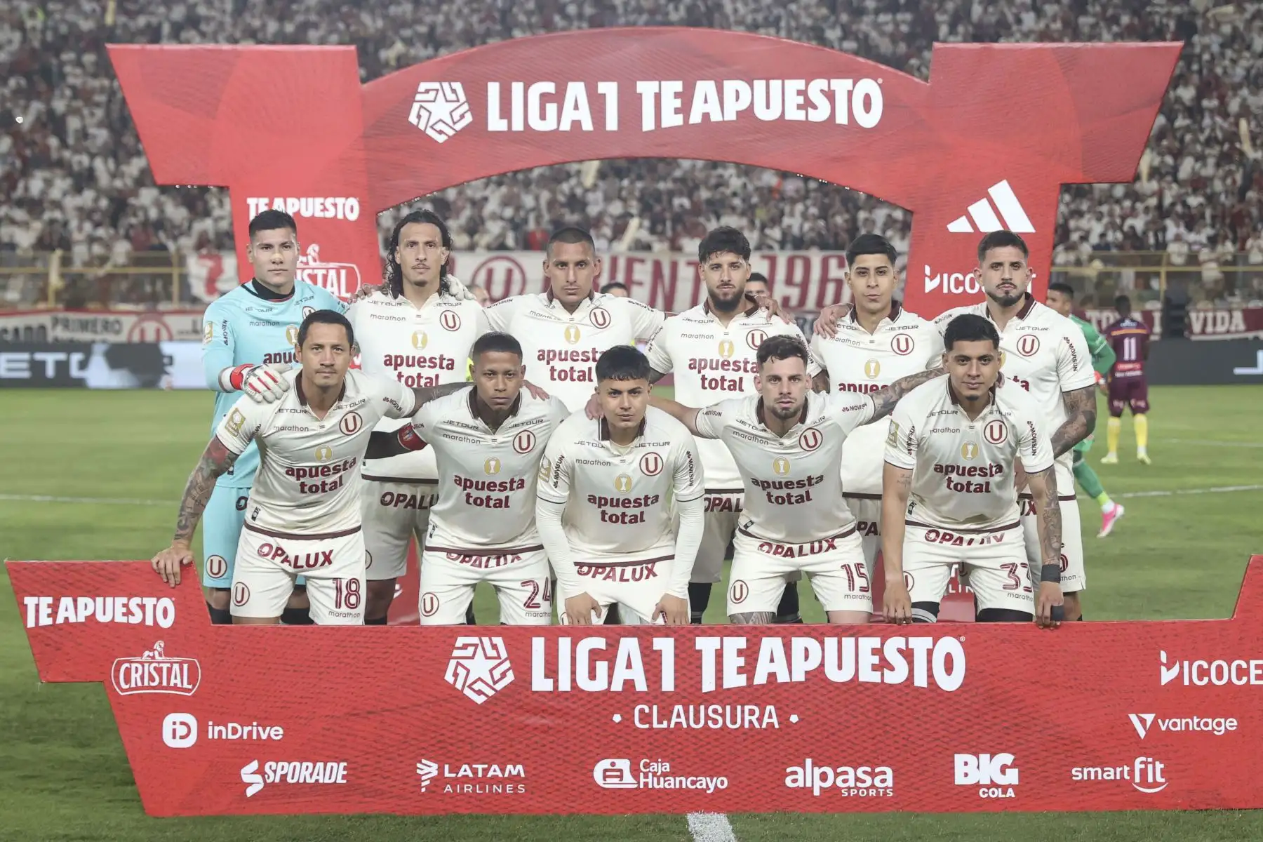 Jugadores de Universitario de Deportes y Chankas de Apurímac se enfrentan por la fecha 6 del Torneo Clausura 2026 de la Liga 1, disputado en el Estadio Monumental U de Ate el domingo 23 de agosto. Foto: ANDINA/Jhonel Rodríguez