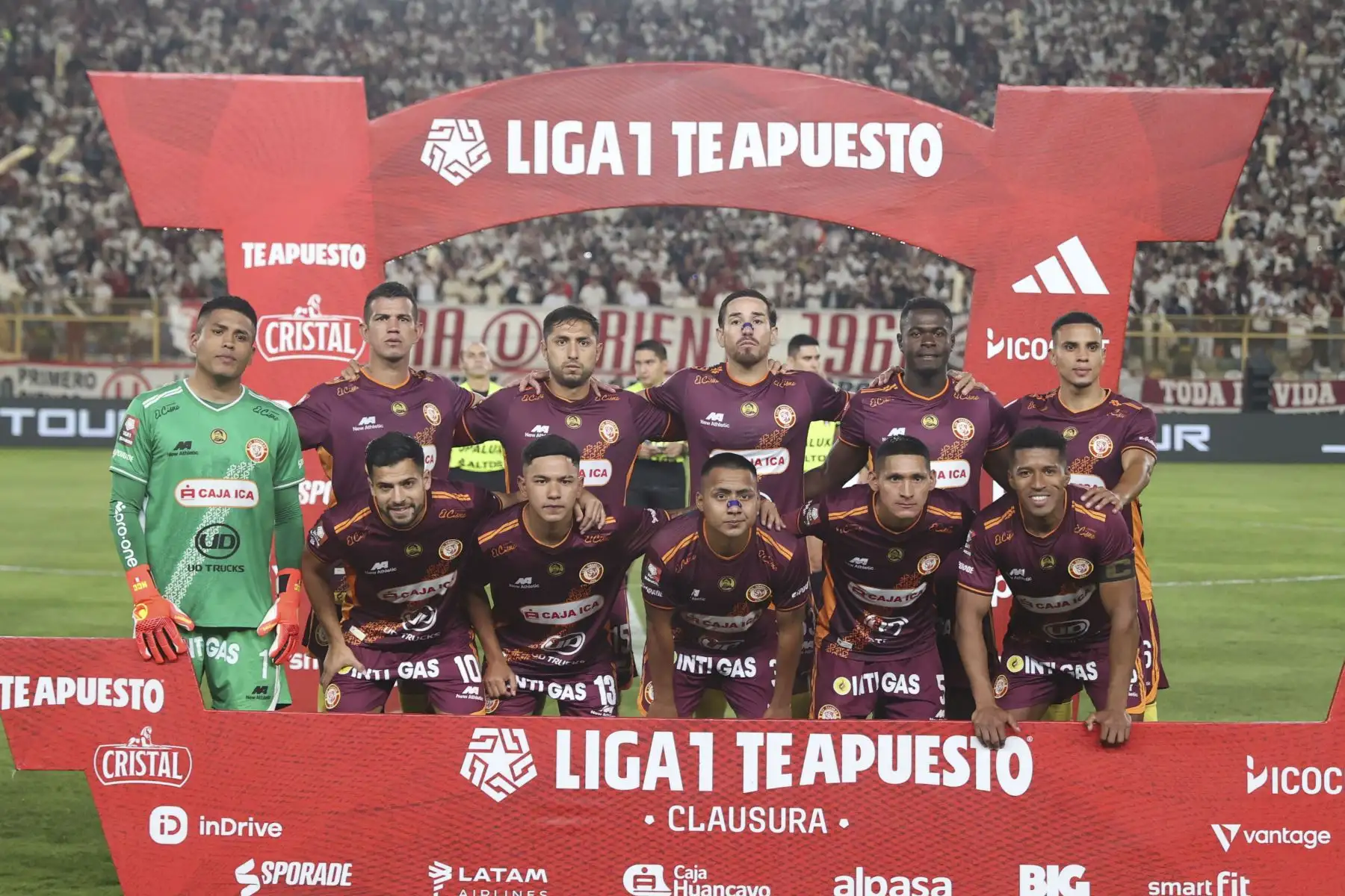 Jugadores de Universitario de Deportes y Chankas de Apurímac se enfrentan por la fecha 6 del Torneo Clausura 2026 de la Liga 1, disputado en el Estadio Monumental U de Ate el domingo 23 de agosto. Foto: ANDINA/Jhonel Rodríguez