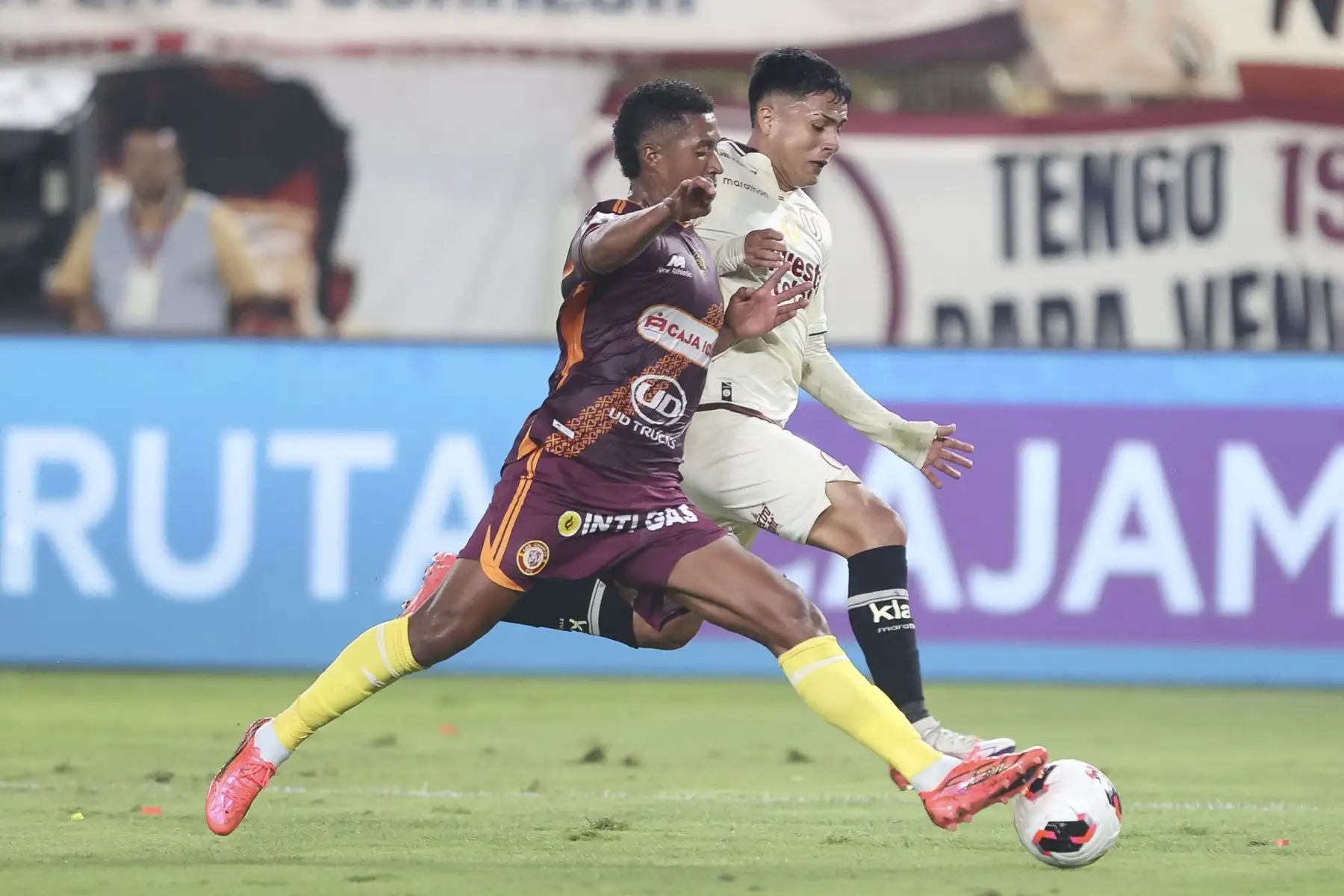Jugadores de Universitario de Deportes y Chankas de Apurímac se enfrentan por la fecha 6 del Torneo Clausura 2026 de la Liga 1, disputado en el Estadio Monumental U de Ate el domingo 23 de agosto. Foto: ANDINA/Jhonel Rodríguez