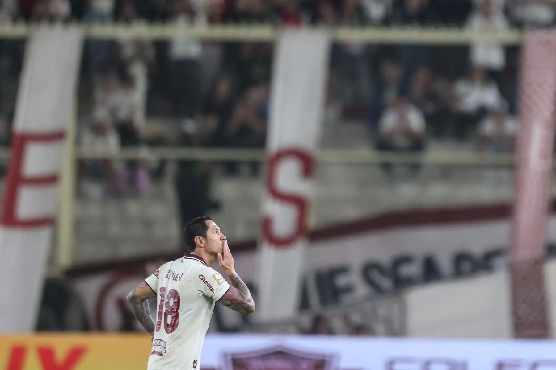 El futbolista Nro. 18 de Universitario, Gianluca Lapadula, celebra el segundo gol que anotó para su equipo durante el partido contra Chankas de Apurímac en la fecha 6 del Torneo Clausura 2026 de la Liga 1, disputado en el Estadio Monumental U de Ate el domingo 23 de agosto. Foto: ANDINA/Jhonel Rodríguez