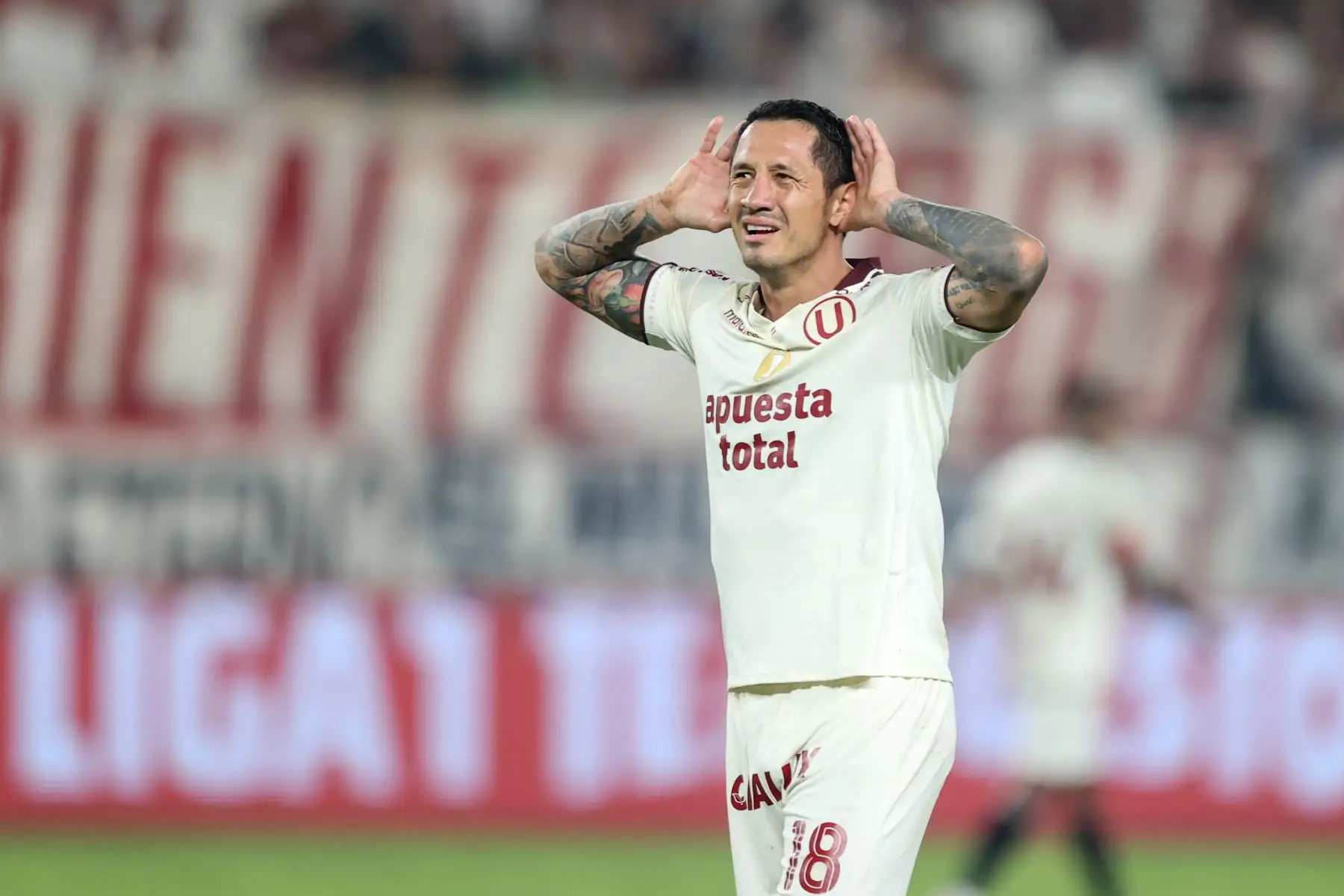 El futbolista Nro. 18 de Universitario, Gianluca Lapadula, celebra el segundo gol que anotó para su equipo durante el partido contra Chankas de Apurímac en la fecha 6 del Torneo Clausura 2026 de la Liga 1, disputado en el Estadio Monumental U de Ate el domingo 23 de agosto. Foto: ANDINA/Jhonel Rodríguez