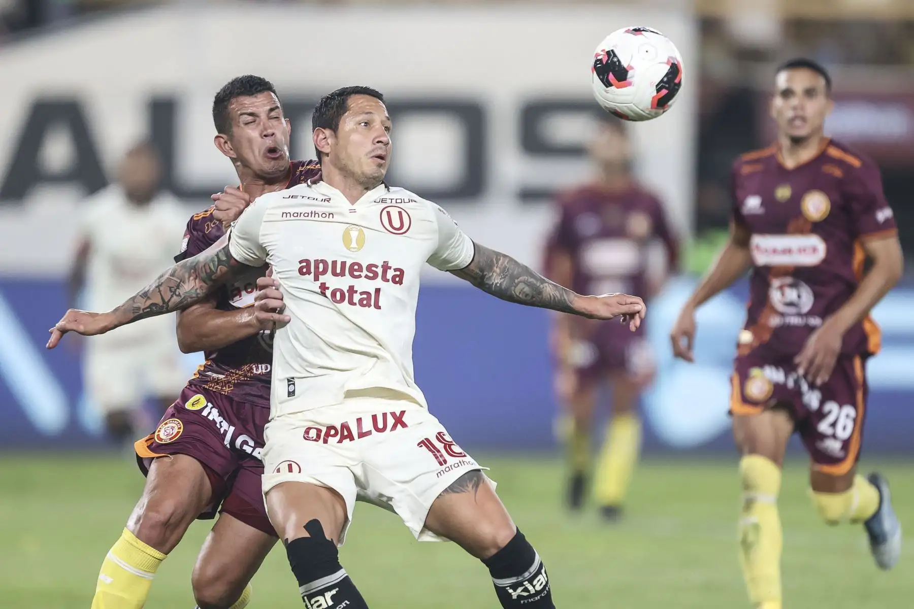 El futbolista Nro. 18 de Universitario, Gianluca Lapadula, intenta tomar el control del balón durante el partido contra Chankas por la fecha 6 del Torneo Clausura 2026 de la Liga 1, disputado en el Estadio Monumental U de Ate el domingo 23 de agosto. Foto: ANDINA/Jhonel Rodríguez