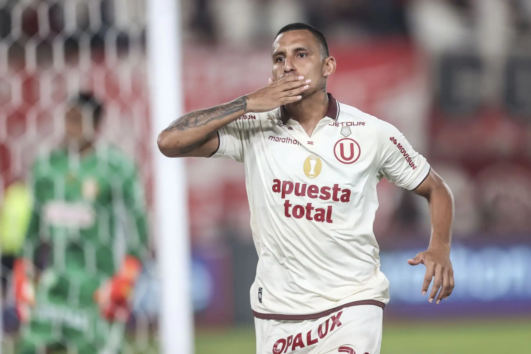 El futbolista Nro. 20 de Universitario, Alex Valera, celebra el tercer gol para su equipo que anotó durante el partido contra Chankas de Apurímac en la fecha 6 del Torneo Clausura 2026 de la Liga 1, disputado en el Estadio Monumental U de Ate el domingo 23 de agosto. Foto: ANDINA/Jhonel Rodríguez