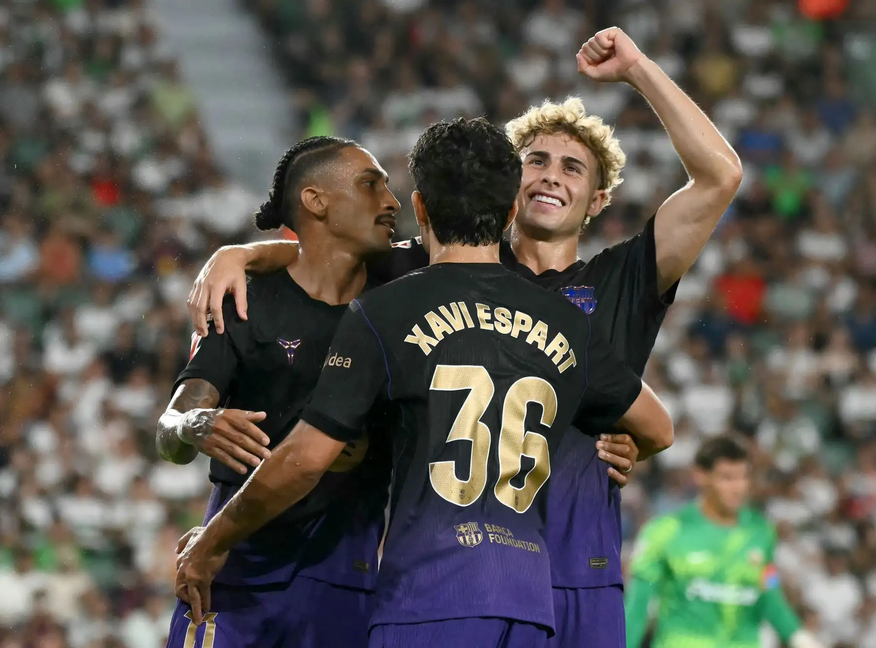 El campeón Barcelona goleó 5-0 en Elche en su arranque liguero