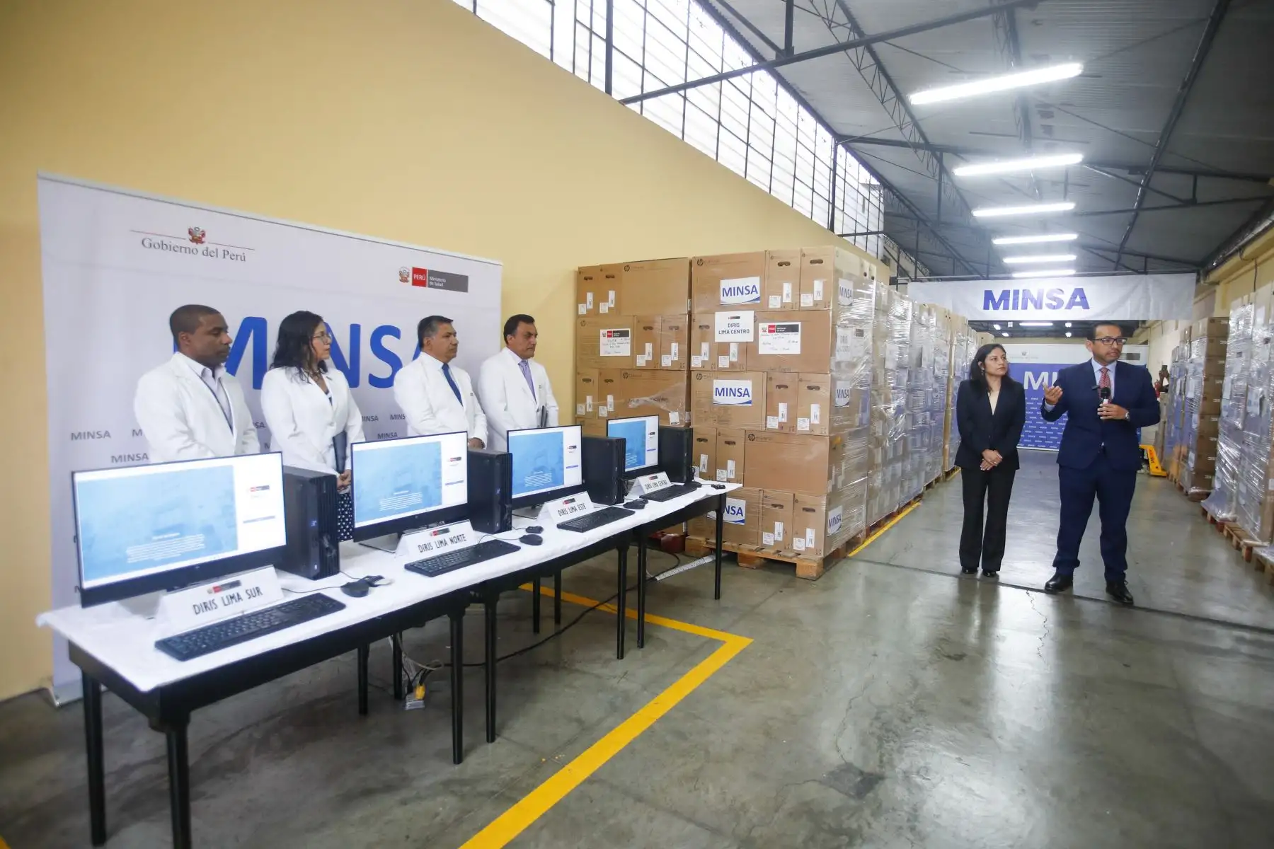 El ministro de Salud, Luis Dayer con la Directora de Salud Mental del Minsa July Caballero entregaron 1070 computadoras a centros de salud, especialmente de salud mental, para impulsar la transformación digital y agilizar la atención. Foto: ANDINA/Ricardo Cuba
