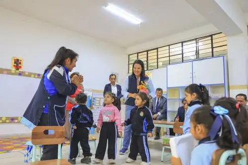 Presidenta Keiko Fujimori supervisó reinicio de clases en colegios afectados por lluvias en Lima Sur