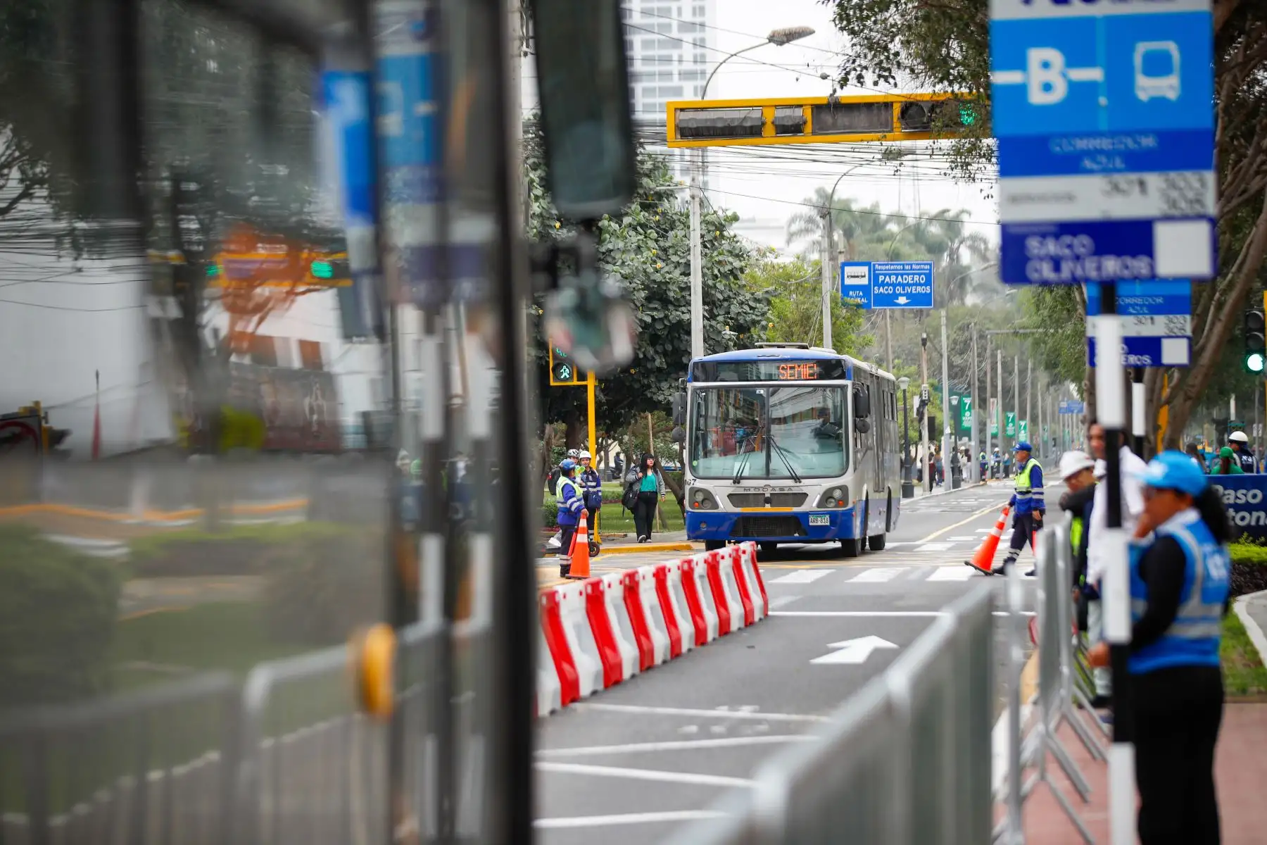 Más de 70 mil usuarios diarios del Corredor Azul se benefician con el nuevo carril bus bidireccional de la avenida Arequipa, exclusivo para este servicio y en funcionamiento desde el sábado 22 de agosto. La medida de la ATU busca ordenar el tránsito, mejorar la circulación de unidades y reducir los tiempos de viaje. Foto: ANDINA/Ricardo Cuba.