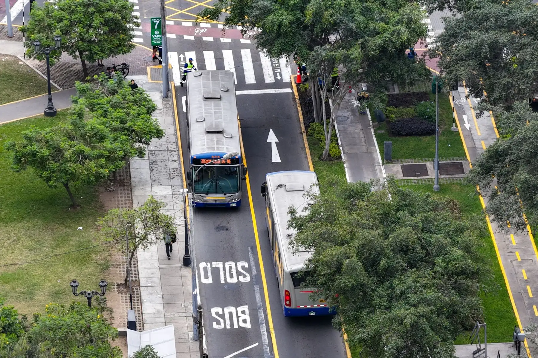 La ATU inició la operación de esta infraestructura vial para mejorar el servicio del Corredor Azul en la avenida Arequipa y dar mayor fluidez al recorrido de las unidades. Foto: ANDINA/Ricardo Cuba.