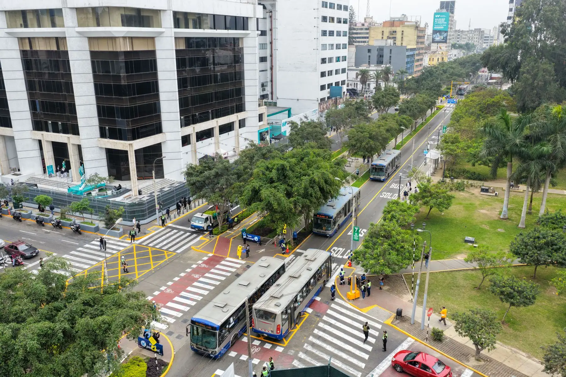 Con la puesta en marcha del carril, las unidades del Corredor Azul cuentan con un espacio reservado para organizar mejor su desplazamiento por la avenida. Foto: ANDINA/Ricardo Cuba.