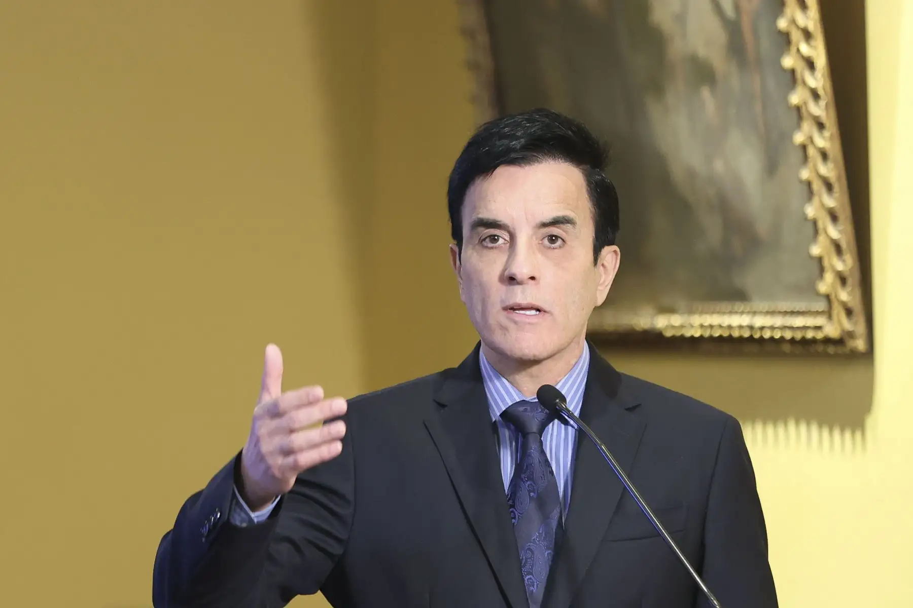 El ministro de Relaciones Exteriores, Carlos Espá, y la representante del Banco Interamericano de Desarrollo (BID), Matilde Bordón, participaron en la ceremonia de lanzamiento de la Visa Electrónica y el Pasaporte de Emergencia del Sistema de Administración Migratoria Integral (e-SAMI), una iniciativa orientada a modernizar y agilizar los servicios migratorios y consulares del país. Foto: ANDINA/Jhonel Rodríguez Robles