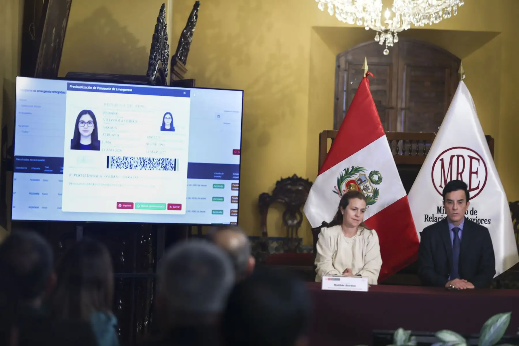 El ministro de Relaciones Exteriores, Carlos Espá, y la representante del Banco Interamericano de Desarrollo (BID), Matilde Bordón, participaron en la ceremonia de lanzamiento de la Visa Electrónica y el Pasaporte de Emergencia del Sistema de Administración Migratoria Integral (e-SAMI), una iniciativa orientada a modernizar y agilizar los servicios migratorios y consulares del país. Foto: ANDINA/Jhonel Rodríguez Robles