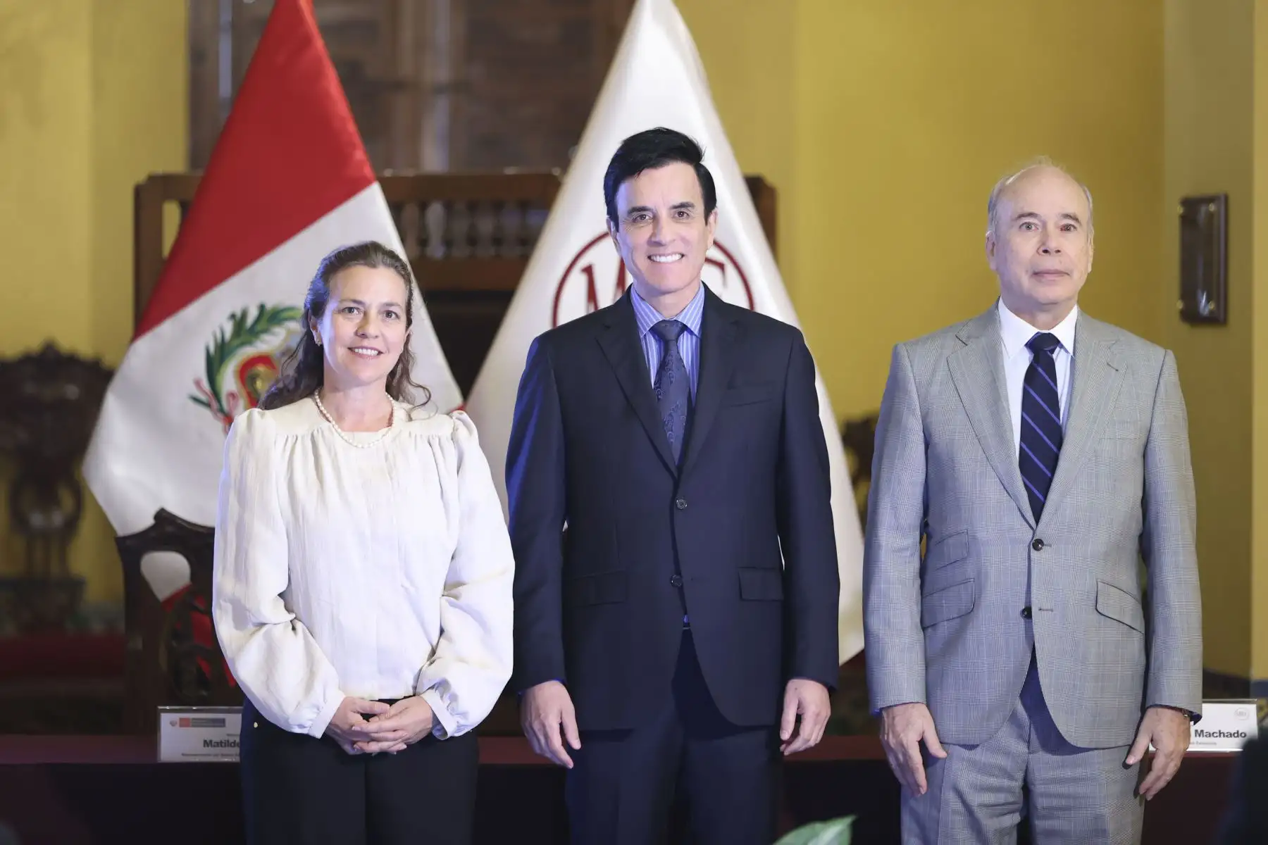 El ministro de Relaciones Exteriores, Carlos Espá, y la representante del Banco Interamericano de Desarrollo (BID), Matilde Bordón, participaron en la ceremonia de lanzamiento de la Visa Electrónica y el Pasaporte de Emergencia del Sistema de Administración Migratoria Integral (e-SAMI), una iniciativa orientada a modernizar y agilizar los servicios migratorios y consulares del país. Foto: ANDINA/Jhonel Rodríguez Robles