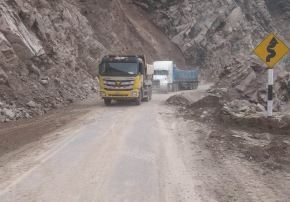 Se reanudó el tránsito vehicular de manera restringida en la Panamericana Sur, en los dos carriles de la vía en el tramo Atico - Ocoña, debido a que aún se ejecutan trabajos de limpieza en algunos sectores de la carretera. ANDINA/Difusión