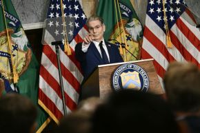El secretario del Tesoro de Estados Unidos, Scott Bessent, responde preguntas de los periodistas en Washington D. C. Foto: AFP