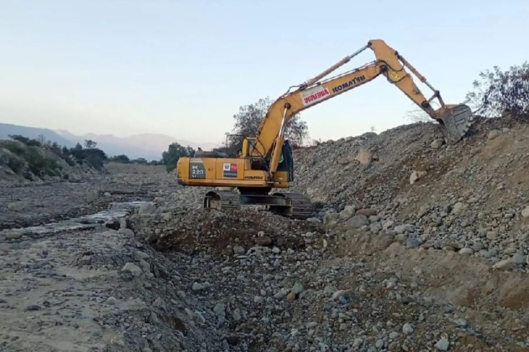 El MVCS ejecutó 11 intervenciones preventivas de limpieza y descolmatación en 2.95 kilómetros de cauces de ríos y quebradas de los distritos de Calana, Pachia, Sama y Tacna. Foto: MVCS