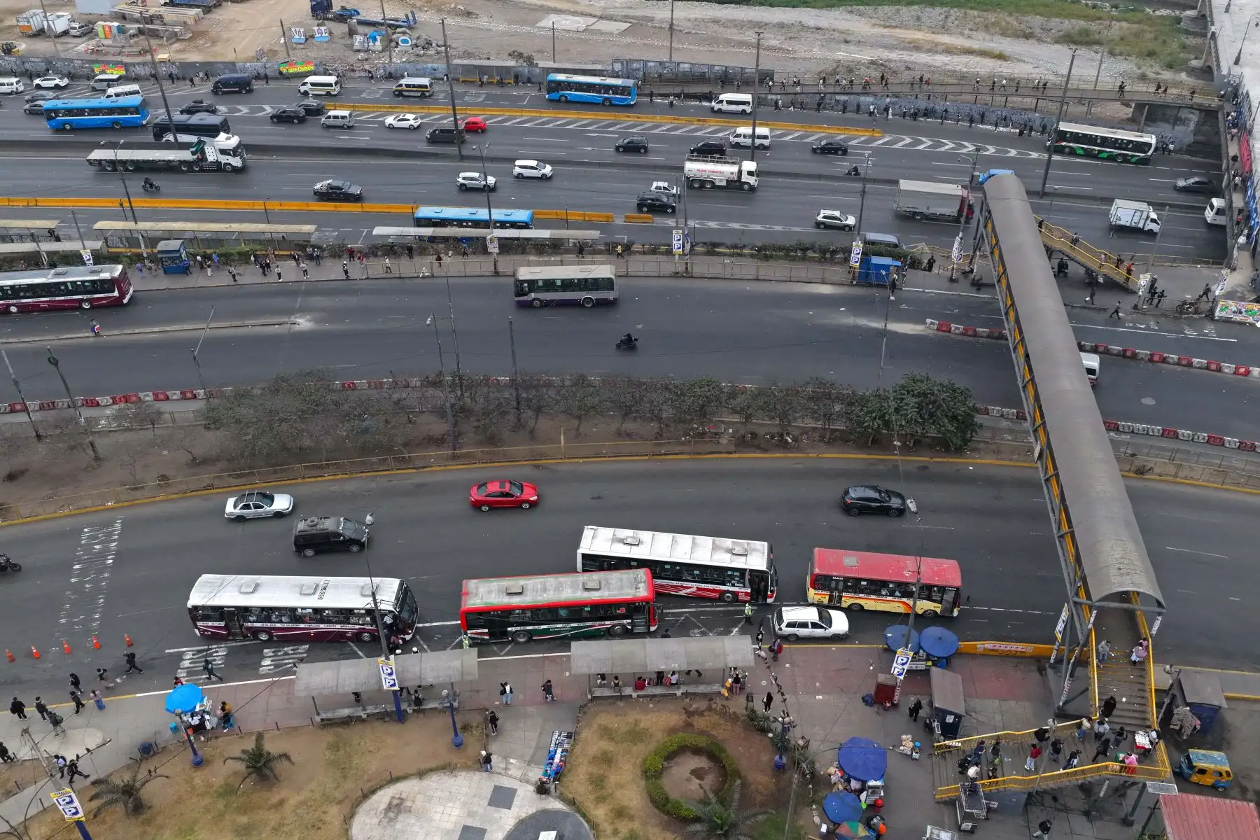 Unidades de transporte público circulan por la Vía de Evitamiento luego de que los gremios de transporte de Lima . Foto: ANDINA/Daniel Bracamonte