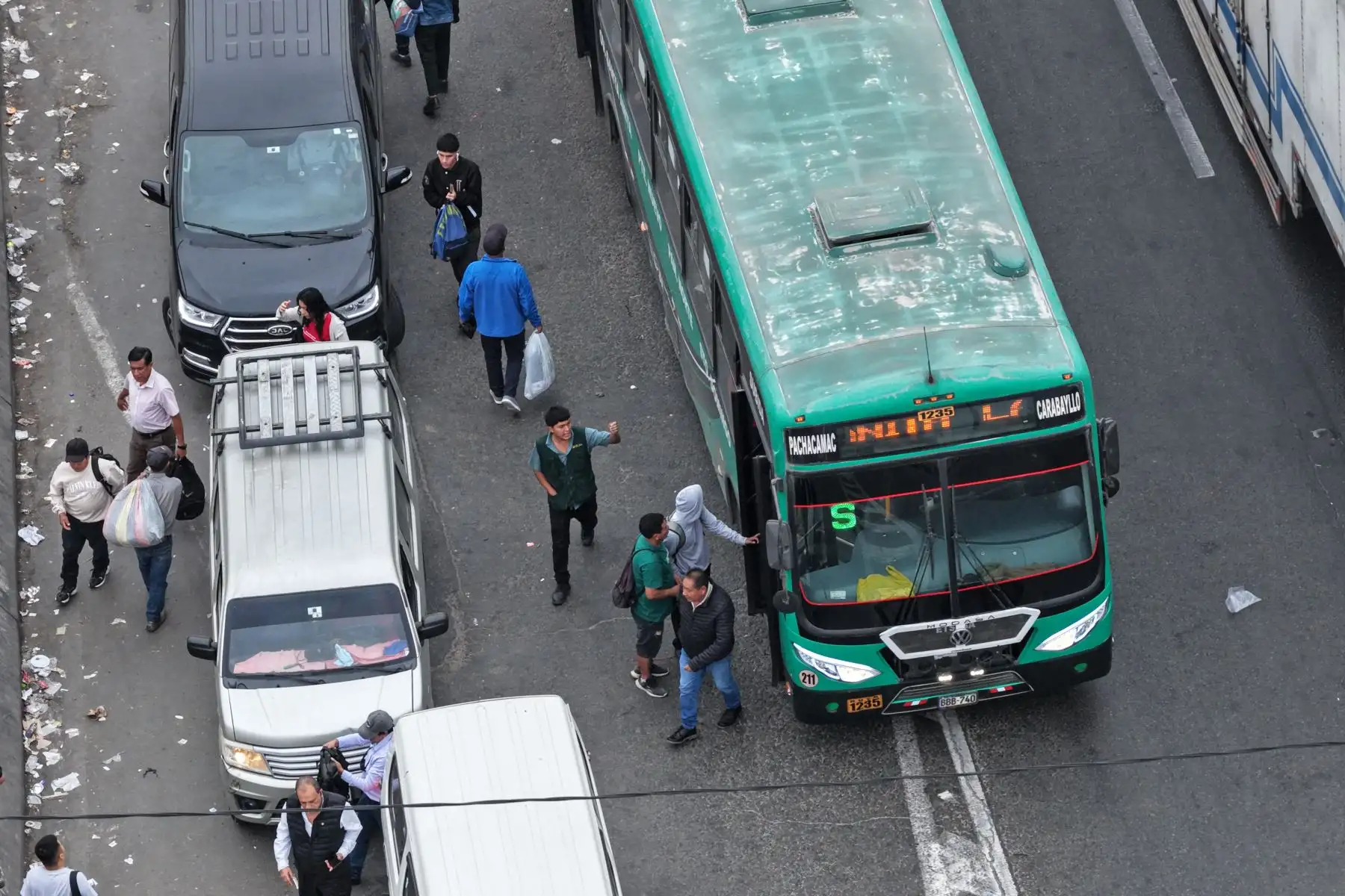El servicio de transporte público se desarrolla casi con normalidad en la zona de la Vía de Evitamiento y la avenida Abancay. Foto: ANDINA/Daniel Bracamonte