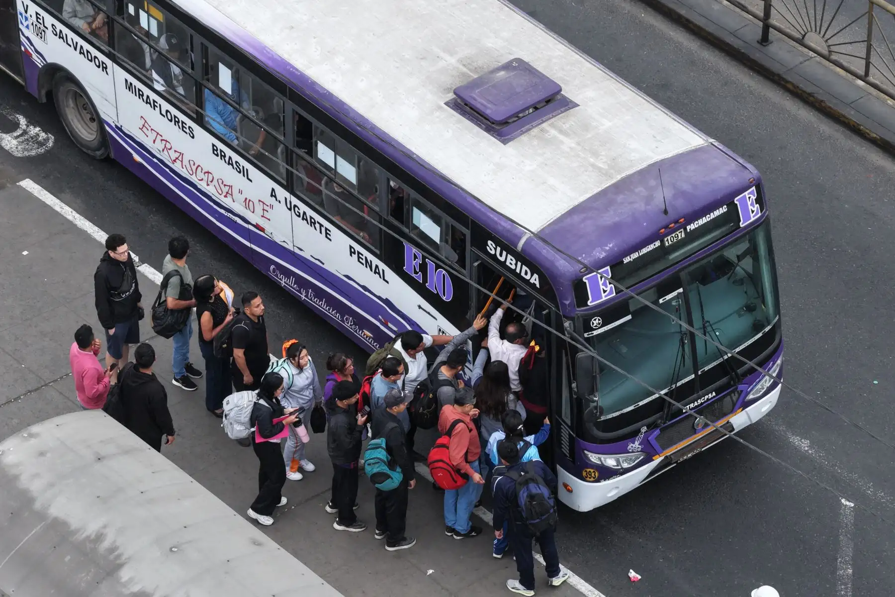 El servicio de transporte público se desarrolla casi con normalidad en la zona de la Vía de Evitamiento y la avenida Abancay. Foto: ANDINA/Daniel Bracamonte