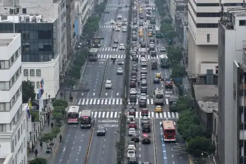 Tránsito con normalidad y unidades de transporte público circulan a la altura del cruce de la Vía de Evitamiento con la avenida Abancay