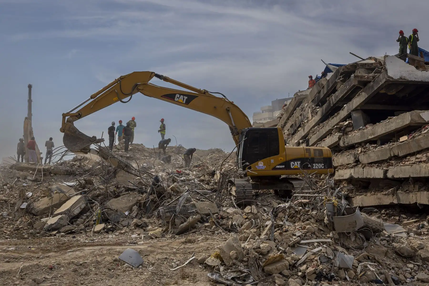 Maquinaria pesada remueve escombros este lunes, en edificios afectados por el doble terremoto del 24 de junio, en Caraballeda (Venezuela). Foto: EFE