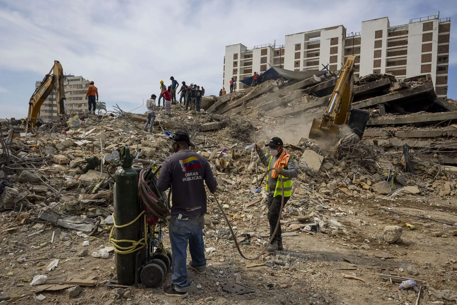 Voluntarios y autoridades remueven escombros este lunes, en edificios afectados por el doble terremoto del 24 de junio, en Caraballeda (Venezuela). Foto: EFE