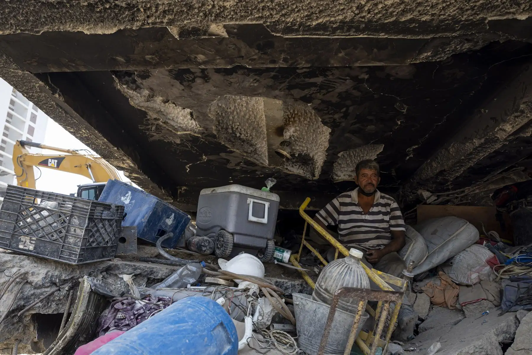 Una persona espera bajo los escombros de un edificio afectado por el doble terremoto del 24 de junio, en Caraballeda (Venezuela). Foto: EFE