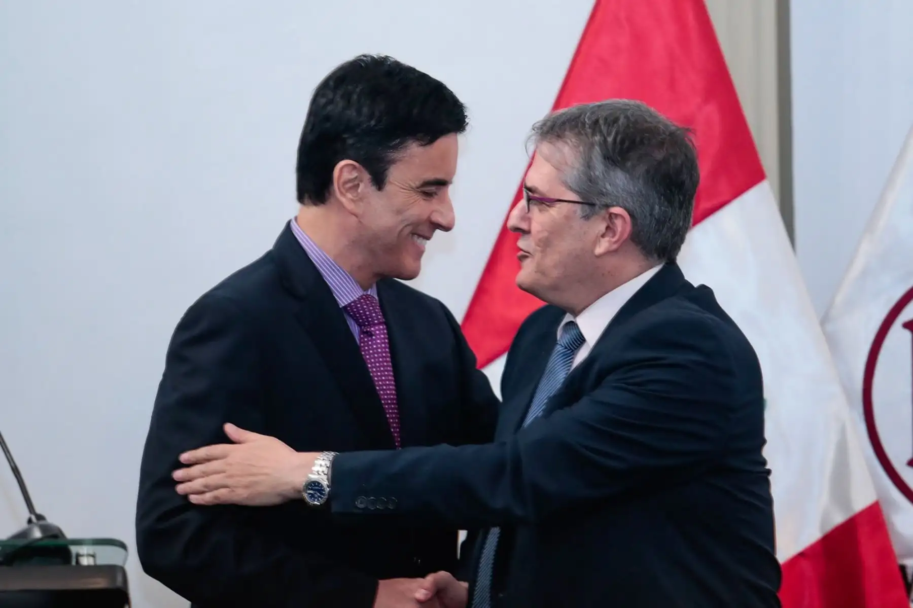 El ministro de Relaciones Exteriores, Carlos Espá, y el embajador de Israel en Perú, Gali Dagan, participaron en la presentación del libro "El coraje de dos peruanos durante el Holocausto: la crónica de Barreto y Gambetta en la Segunda Guerra Mundial", que se realizó en el Centro Cultural Inca Garcilaso el 25 de agosto de 2026. Foto: ANDINA/Daniel Bracamonte