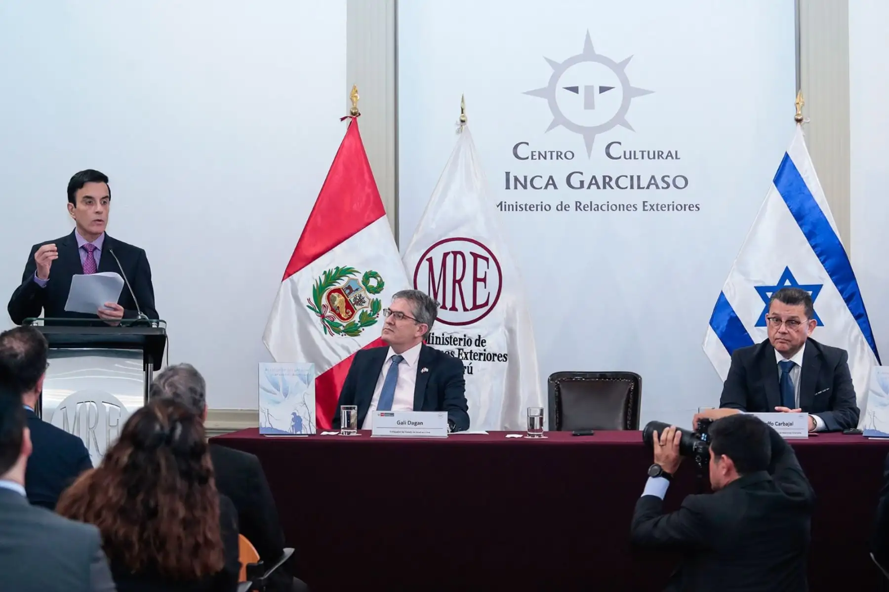 El ministro de Relaciones Exteriores, Carlos Espá, y el embajador de Israel en Perú, Gali Dagan, participaron en la presentación del libro "El coraje de dos peruanos durante el Holocausto: la crónica de Barreto y Gambetta en la Segunda Guerra Mundial", que se realizó en el Centro Cultural Inca Garcilaso el 25 de agosto de 2026. Foto: ANDINA/Daniel Bracamonte