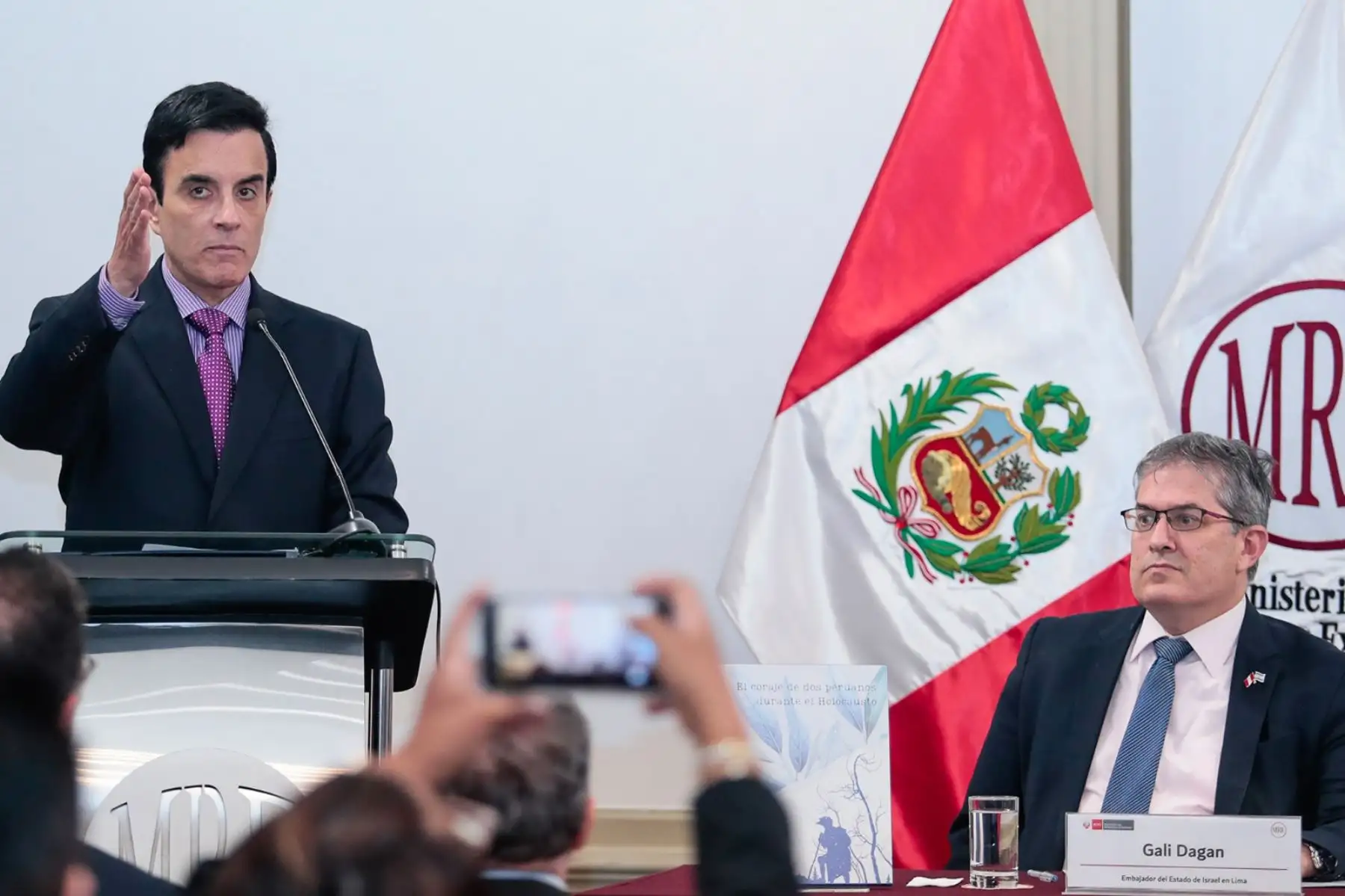 El ministro de Relaciones Exteriores, Carlos Espá, y el embajador de Israel en Perú, Gali Dagan, participaron en la presentación del libro "El coraje de dos peruanos durante el Holocausto: la crónica de Barreto y Gambetta en la Segunda Guerra Mundial", que se realizó en el Centro Cultural Inca Garcilaso el 25 de agosto de 2026. Foto: ANDINA/Daniel Bracamonte