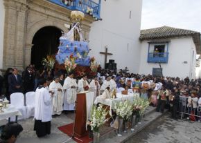 La tradicional “misa paucartambina”, que se celebra durante la festividad en honor a la Virgen del Carmen de Paucartambo, sería parte de la misa central que encabezará el papa León XIV durante su visita a Cusco. ANDINA/Percy Hurtado Santillán