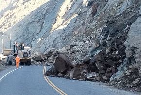 Un nuevo derrumbe de rocas se registró en la carretera Panamericana Sur, en Arequipa. Esta vez el deslizamiento ocurrió a la altura del kilómetro 770, en la zona del túnel de La Planchada, en Ocoña. ANDINA/Difusión