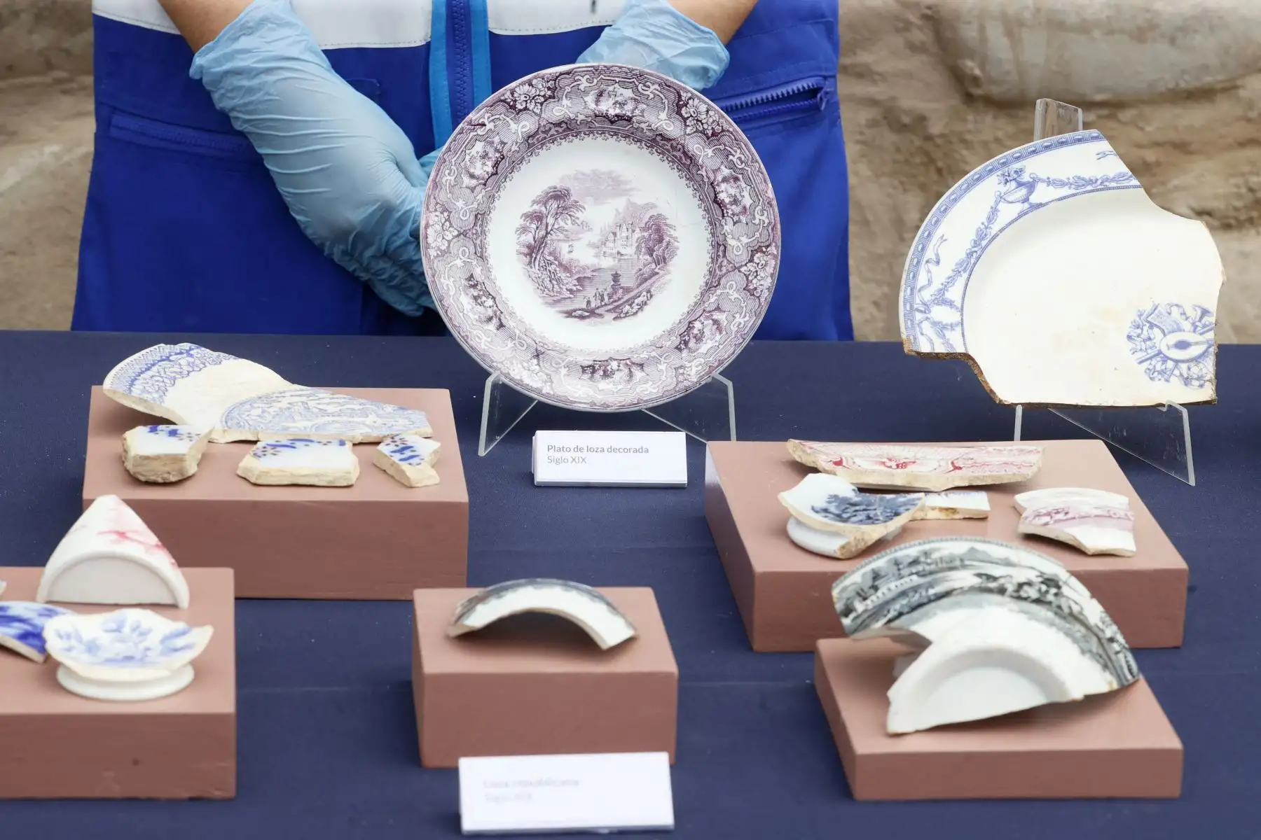 Las investigaciones también registraron piezas de azulejos valencianos del siglo XVIII, decorados con motivos vegetales, como parte de las evidencias recuperadas en el santuario. Foto: ANDINA/Vidal Tarqui.