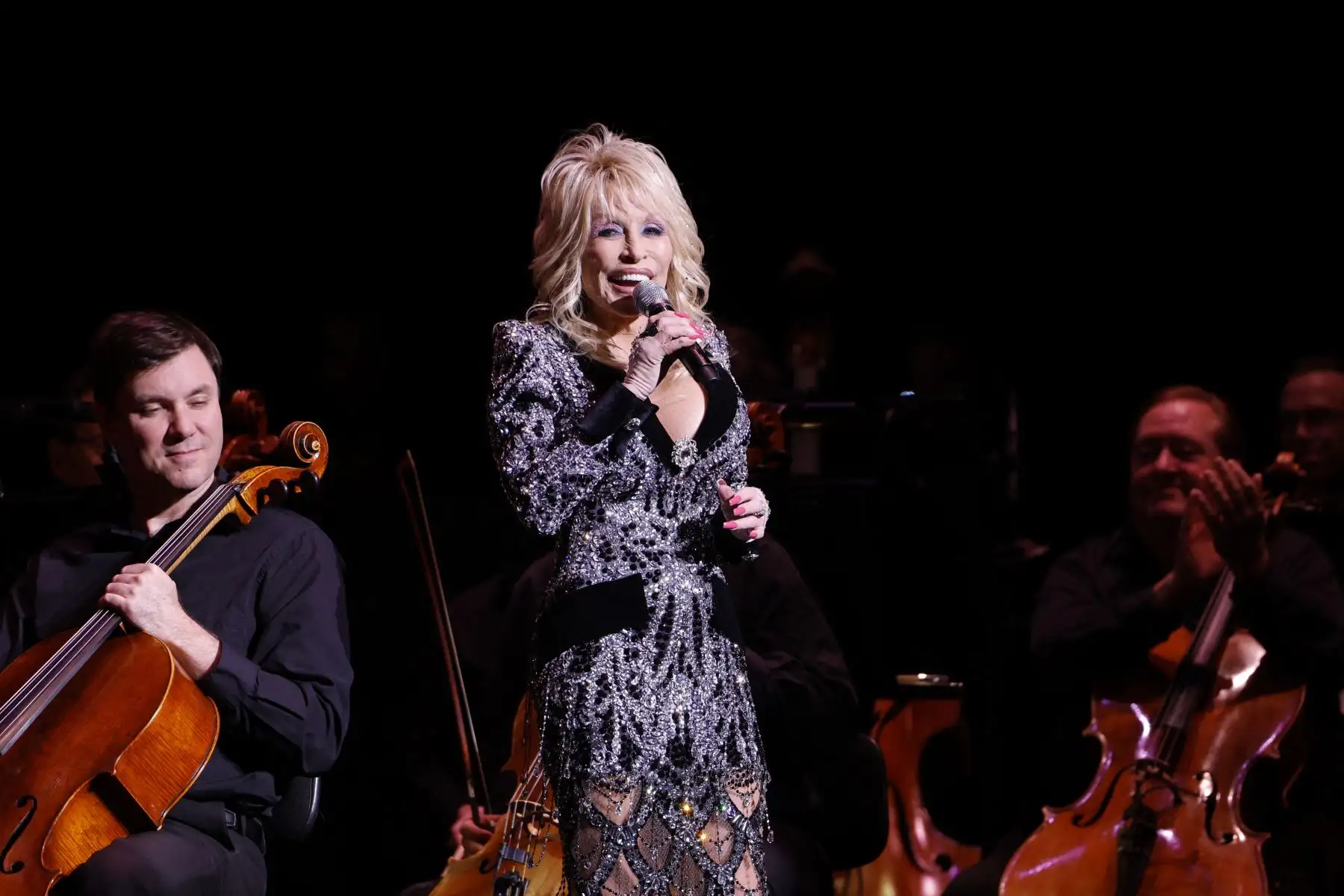 Dolly Parton habla en el escenario durante el estreno mundial de "Dolly Parton