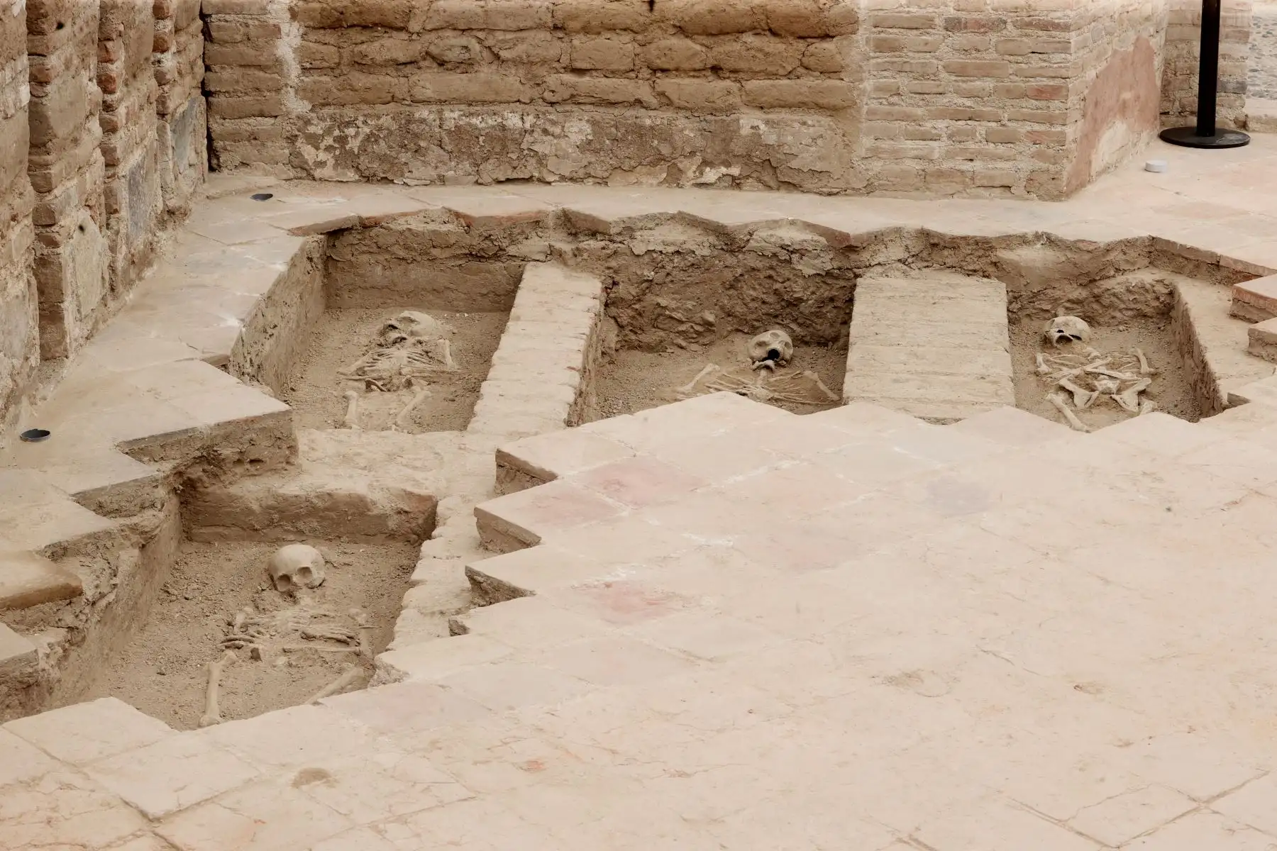 PROLIMA realiza trabajos de conservación y consolidación del piso empedrado, muros de ladrillo y adobe, así como de los restos de pintura mural identificados. Foto: ANDINA/Vidal Tarqui.