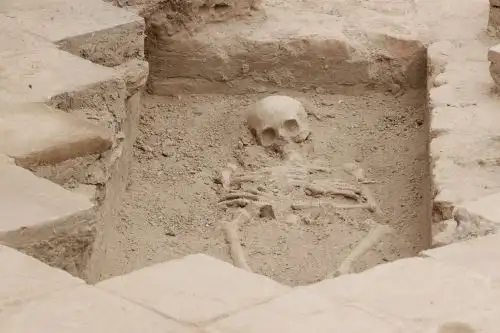 Descubren estructuras, entierros y azulejos virreinales en el Santuario de Santa Rosa
