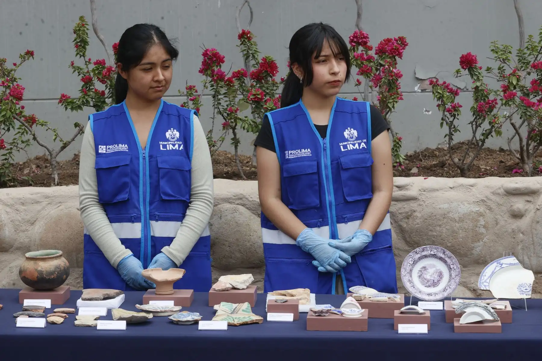 Representantes de la Municipalidad de Lima presentaron objetos y materiales recuperados durante las investigaciones en el Santuario de Santa Rosa, donde se identificaron vestigios de la antigua iglesia y Hospital del Espíritu Santo. Foto: ANDINA/Vidal Tarqui.
