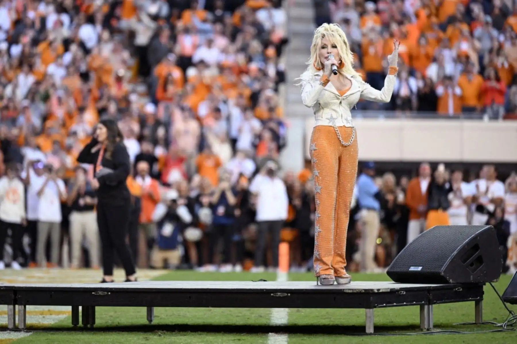 Dolly Parton se dirige al público entre el primer y el segundo cuarto en el estadio Neyland, el 18 de noviembre de 2023, en Knoxville, Tennessee. Foto: Getty Images / AFP