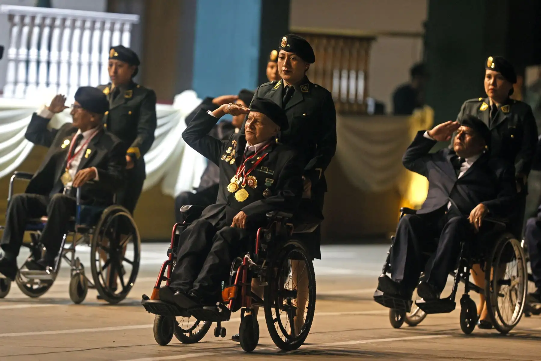 La presidenta de la república, Keiko Fujimori Higuchi, participó en la ceremonia por el 39.° aniversario de la Dirección de Operaciones Especiales de la Policía Nacional y renovó el compromiso del Gobierno de fortalecer a la institución con mejores capacidades, herramientas y condiciones para cumplir su misión. Foto: ANDINA/Vidal Tarqui