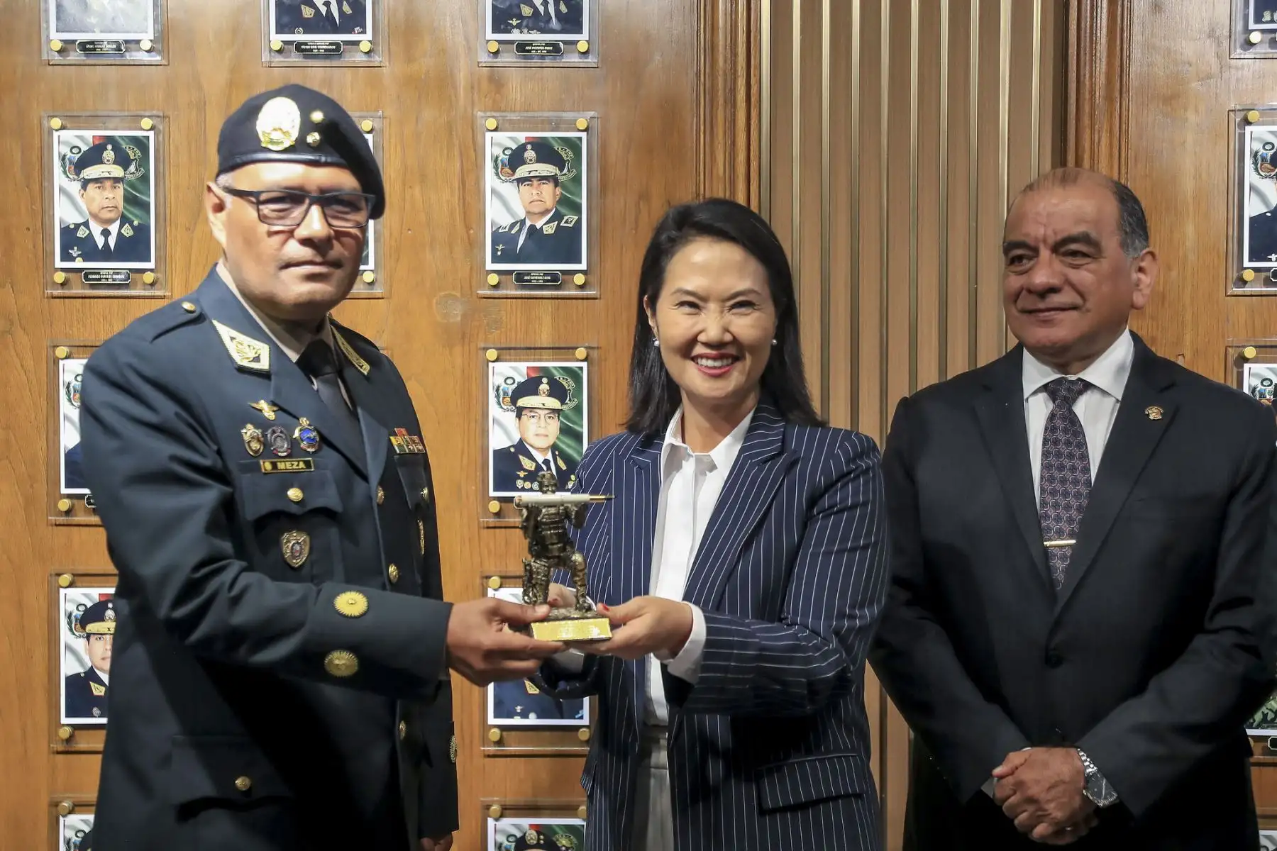 La presidenta de la república, Keiko Fujimori Higuchi, participó en la ceremonia por el 39.° aniversario de la Dirección de Operaciones Especiales de la Policía Nacional y renovó el compromiso del Gobierno de fortalecer a la institución con mejores capacidades, herramientas y condiciones para cumplir su misión. Foto: ANDINA/Prensa Presidencia