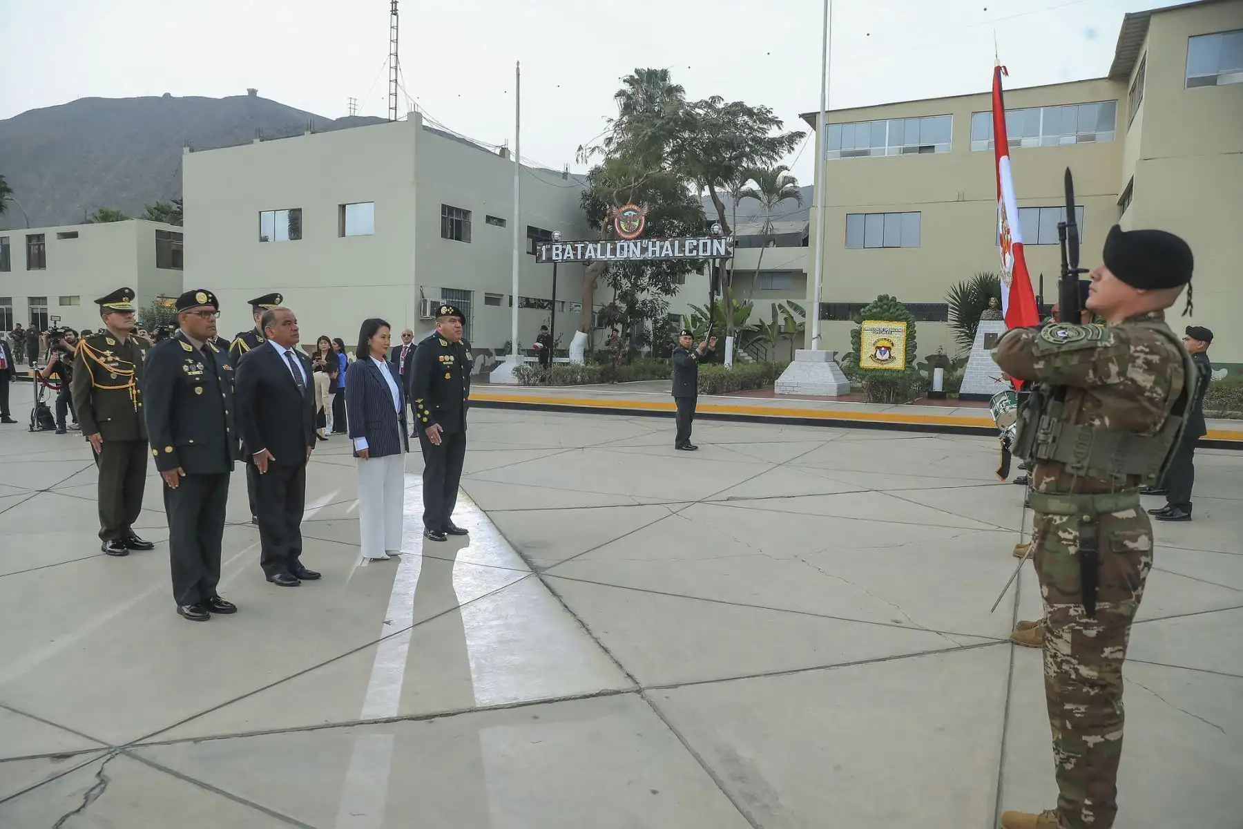 La presidenta de la república, Keiko Fujimori Higuchi, participó en la ceremonia por el 39.° aniversario de la Dirección de Operaciones Especiales de la Policía Nacional y renovó el compromiso del Gobierno de fortalecer a la institución con mejores capacidades, herramientas y condiciones para cumplir su misión. Foto: ANDINA/Prensa Presidencia