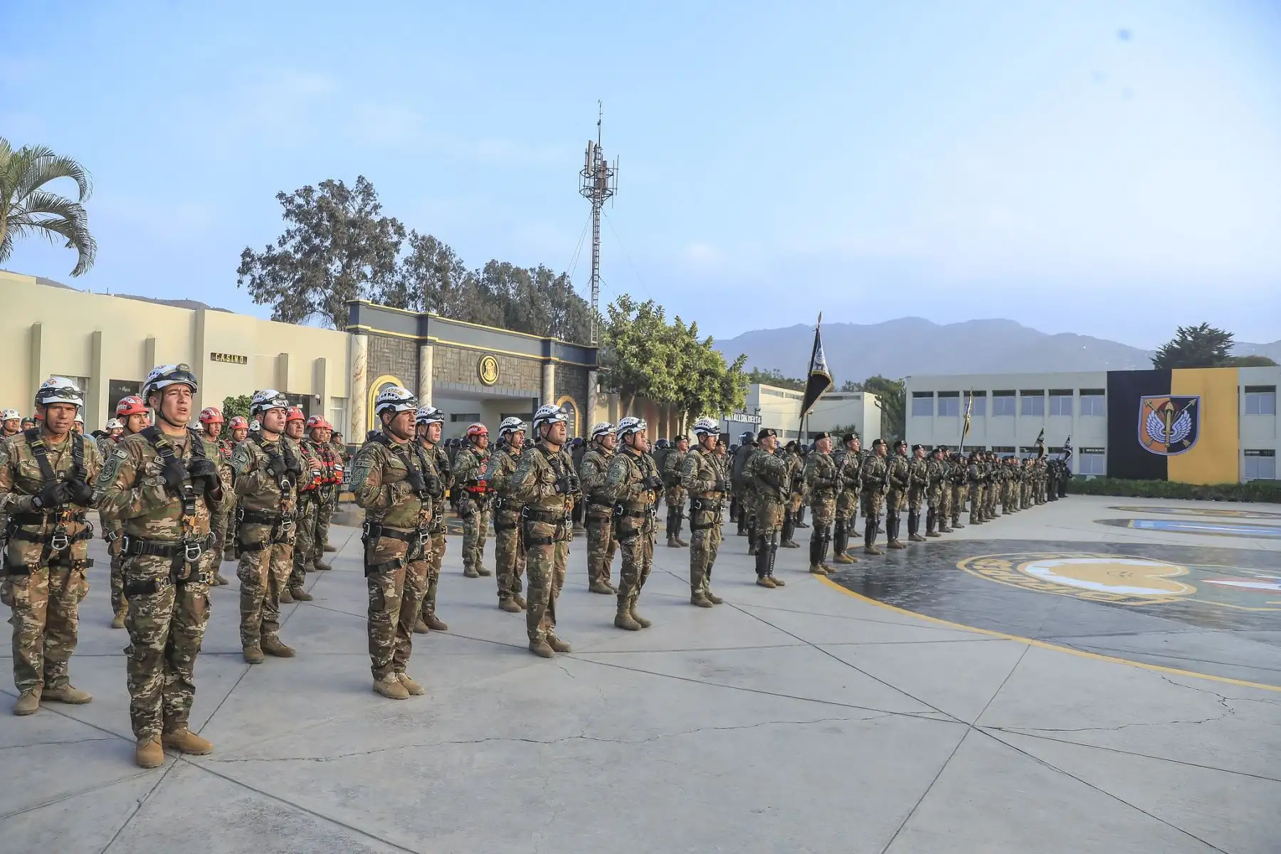 La presidenta de la república, Keiko Fujimori Higuchi, participó en la ceremonia por el 39.° aniversario de la Dirección de Operaciones Especiales de la Policía Nacional y renovó el compromiso del Gobierno de fortalecer a la institución con mejores capacidades, herramientas y condiciones para cumplir su misión. Foto: ANDINA/Prensa Presidencia