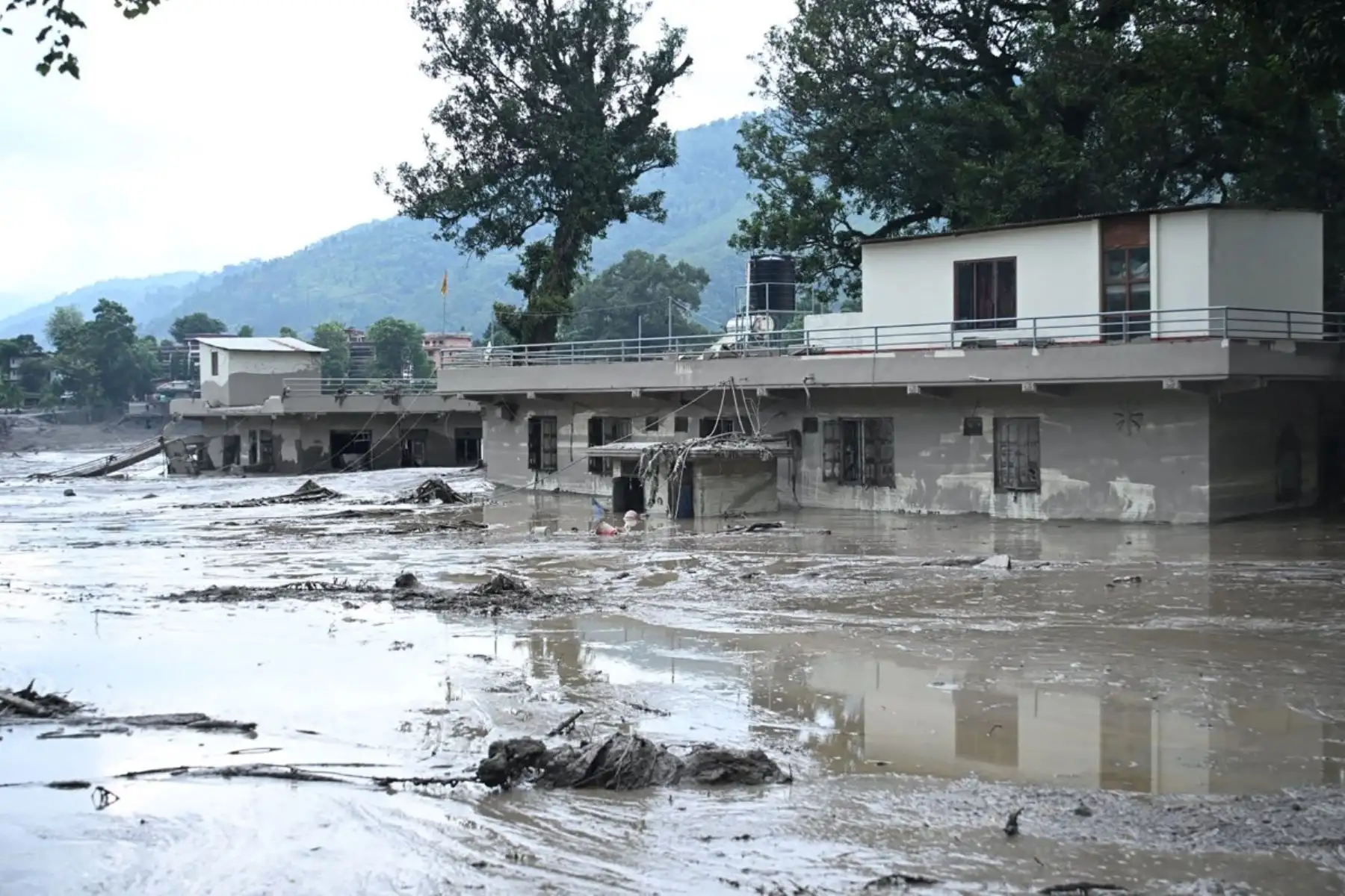 Las autoridades de Nepal desconocen el paradero de 384 turistas, entre ellos 291 extranjeros, después de que una gran inundación arrasara una región fronteriza con el Tíbet y dejara al menos 19 muertos. Foto: AFP