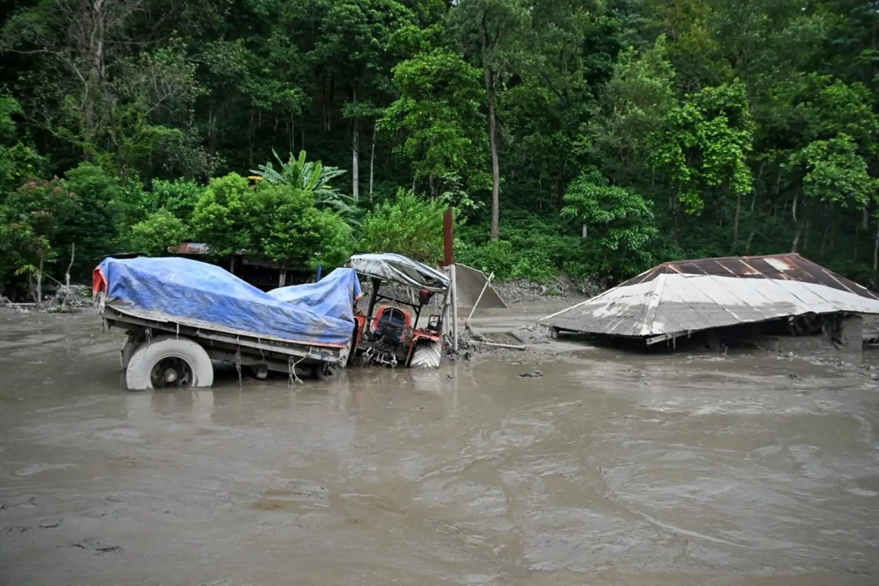 Imágenes difundidas por la Policía de Nepal muestran el desborde de un río que arrastró varias viviendas en el distrito de Rasuwa. En otra imagen, difundida por AFP, se observa una vivienda rodeada de barro tras las inundaciones. Foto: AFP