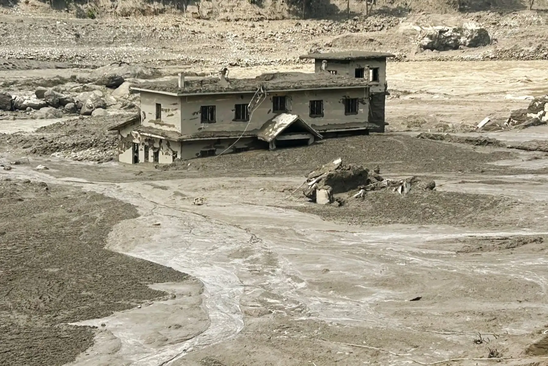 La Policía informó que al menos 19 cuerpos han sido recuperados tras las inundaciones y añadió que varios agentes permanecían incomunicados. Foto: AFP