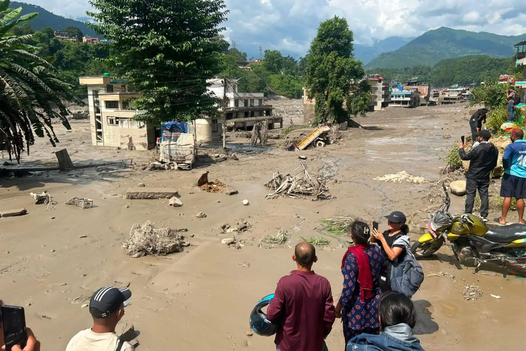 La Policía informó que al menos 19 cuerpos han sido recuperados tras las inundaciones y añadió que varios agentes permanecían incomunicados. Foto: AFP